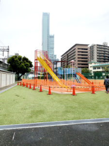 大阪府大阪市内-小学校-大型滑り台付き複合遊具