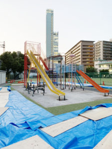 大阪府大阪市内-小学校-大型滑り台付き複合遊具